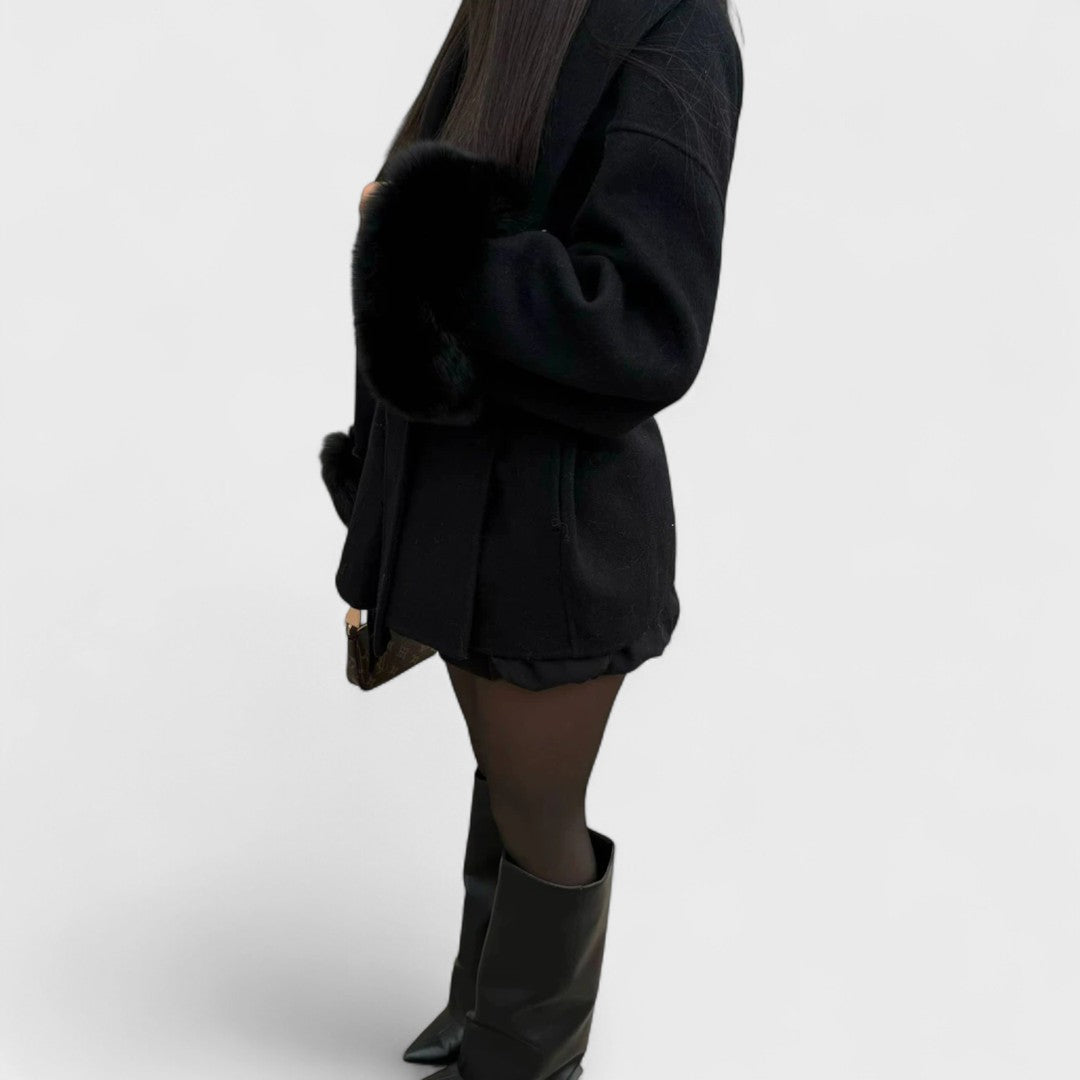 Isaline | Manteau élégant à ceinture et finitions en fausse fourrure
